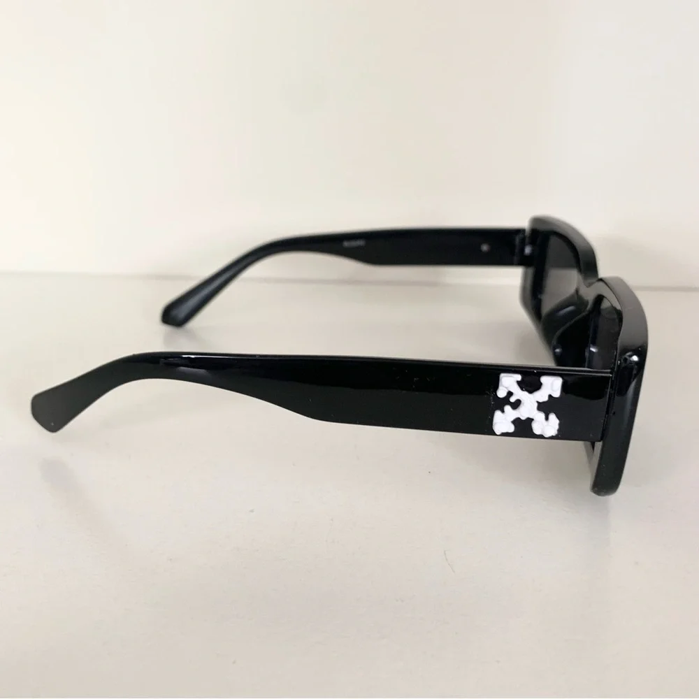 New square Black sunglasses